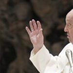 El Papa Francisco llama al personal del Vaticano a evitar el chismorreo en su discurso navideño.