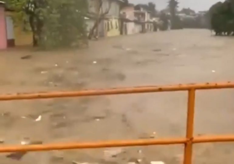 Inundaciones graves afectan Puerto Plata dejando decenas de viviendas afectadas y comunidades aisladas.