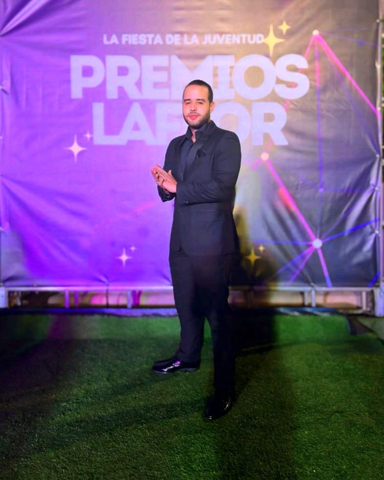 Luis Luna deslumbra en Premios La Flor 2024 6 Luis Luna deslumbra en Premios La Flor 2024