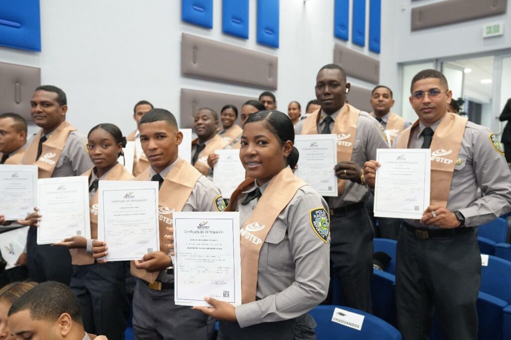 INFOTEP entrega certificación en nuevas competencias a policías dominicanos