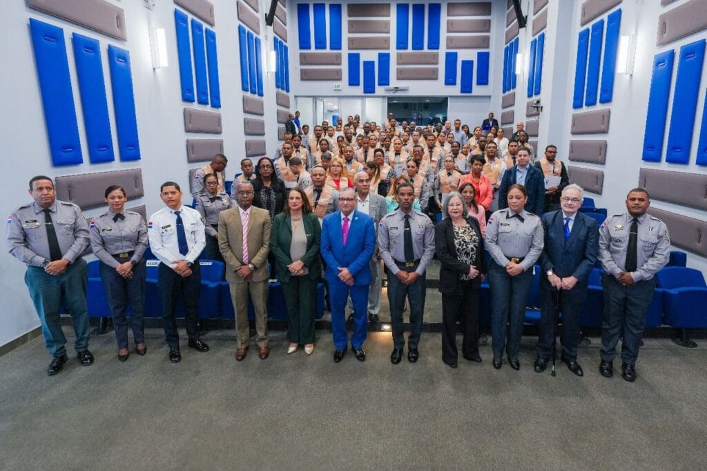 INFOTEP entrega certificación en nuevas competencias a policías dominicanos 6