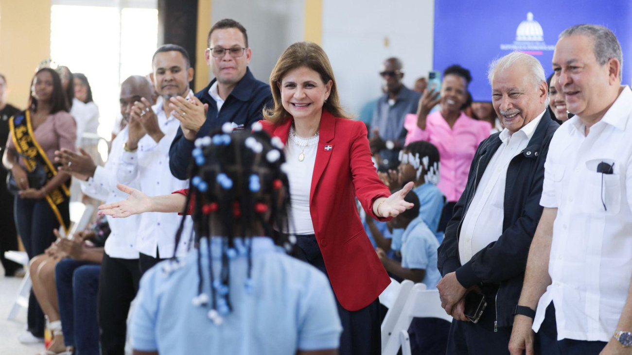 Vicepresidenta inaugura destacamento y escuela en Santo Domingo Este y San Pedro de Macorís