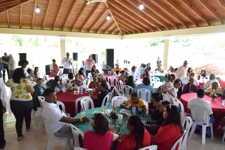 ACICIRD celebró exitosa actividad de confraternidad de fin de año 2024 5 La Asociación de Ciegos del Cibao de la República Dominicana (ACICIRD) celebró su tradicional Actividad de Confraternidad de Fin de Año 2024 el 15 de diciembre en Santiago. El evento incluyó presentaciones artísticas, premiaciones y rifas, promoviendo la inclusión y el bienestar de personas con discapacidad visual.