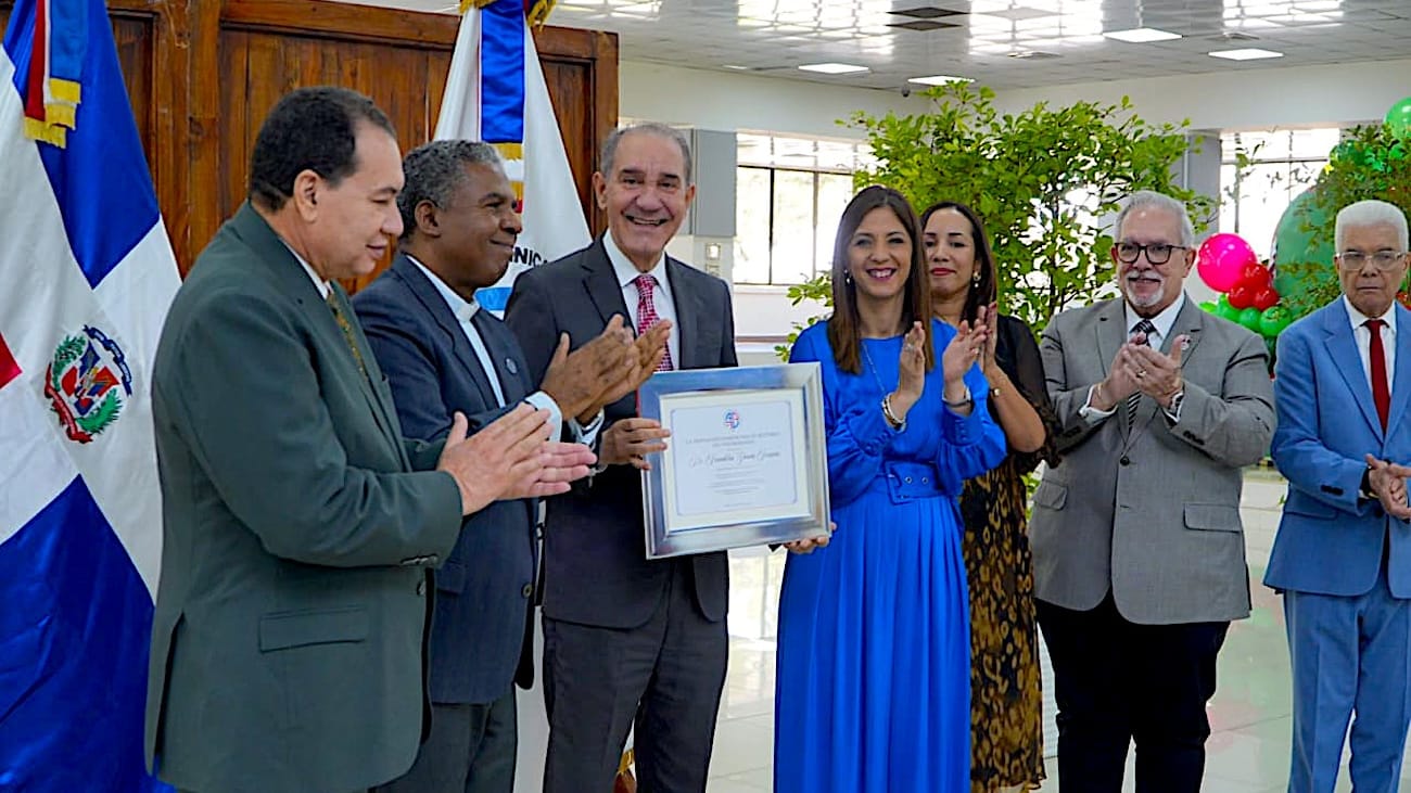 Reconocen al ministro Franklin García Fermín por sus aportes al fortalecimiento del sistema universitario y otorgamiento de becas en RD.