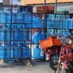 Los botellones de agua bajo el sol: un análisis sobre los riesgos percibidos y la realidad según investigaciones chinas. Examina la decisión de pro-consumidor en República Dominicana y otras preocupaciones sanitarias relacionadas.