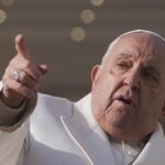 El papa Francisco resalta la importancia del humor y la emoción humana en una columna de opinión.