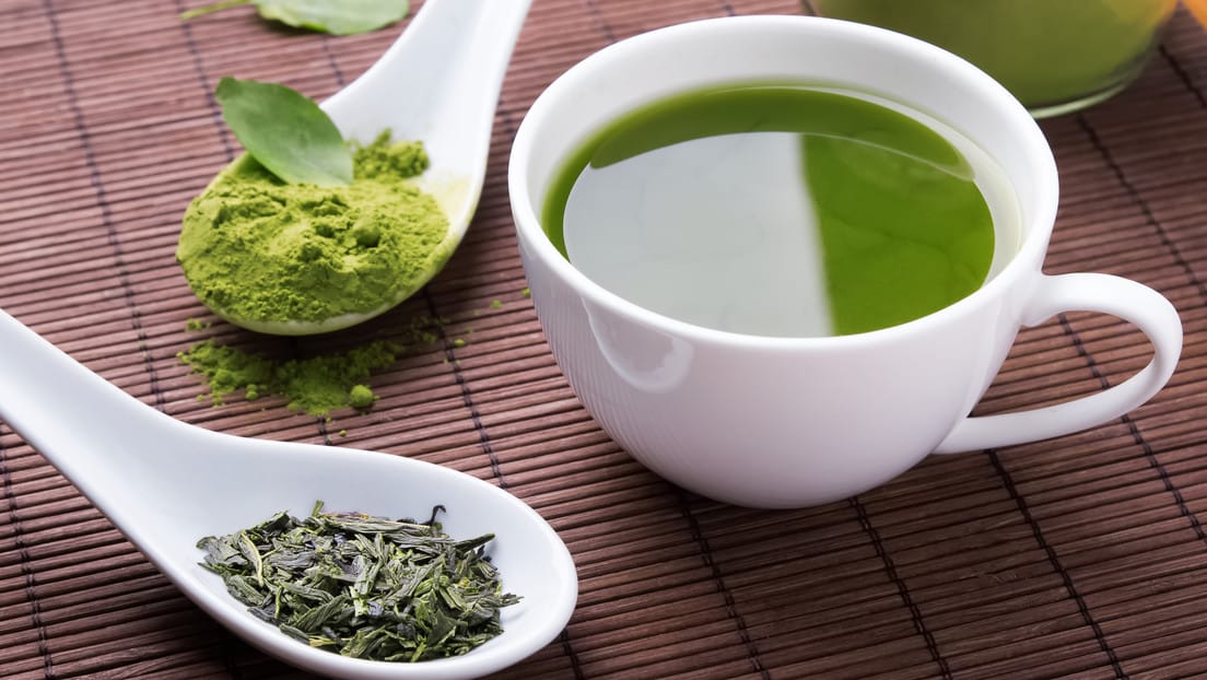 Investigación revela los efectos positivos del té verde en la salud cerebral de adultos mayores 5 Estudio japonés demuestra que el té verde reduce lesiones cerebrales en mayores.