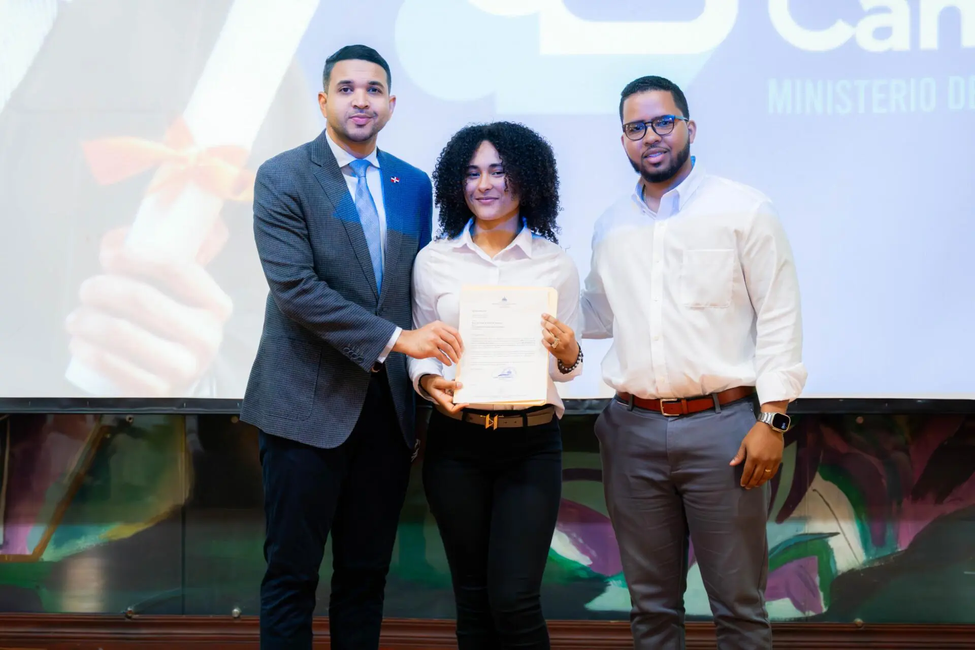 Ministerio de la Juventud Otorga Becas a 150 Estudiantes Excelentes en República Dominicana 5 Ministerio de la Juventud otorga becas a 150 estudiantes destacados en República Dominicana.