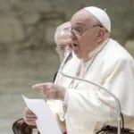 Papa Francisco denuncia el gasto en armas como insensato y dañino 6 Papa Francisco denuncia gasto en armas como insensato durante audiencia con Fundación Católica.