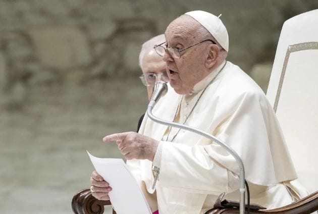 Papa Francisco denuncia gasto en armas como insensato durante audiencia con Fundación Católica.