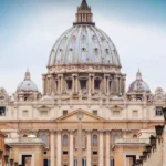 La Iglesia Católica mantiene su postura sobre la admisión de personas homosexuales al sacerdocio 7 La Iglesia Católica reafirma su postura sobre la admisión de personas homosexuales al sacerdocio, sin cambios en las normas.