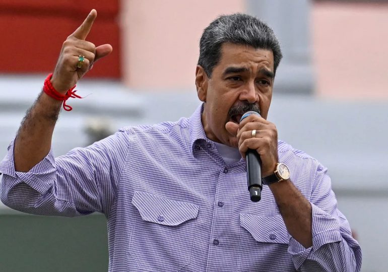 Maduro asume su tercer mandato bajo tensiones políticas y apoyo militar en Venezuela.