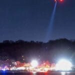 Accidente Aéreo en Washington: Colisión de Avión Comercial con Helicóptero Militar 7 Colisión de avión comercial con helicóptero militar en Washington causa caída en el río Potomac.