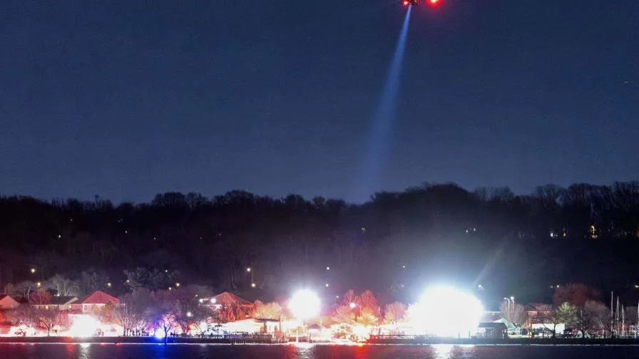 Colisión de avión comercial con helicóptero militar en Washington causa caída en el río Potomac.