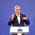 Gobierno plantea un aumento salarial del 20 % para trabajadores no sectorizados 8 El Gobierno propone un incremento del 20 % en salarios para trabajadores no sectorizados, superando la inflación.