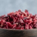 La flor de Jamaica está de moda 6 Descubre cómo la flor de Jamaica se ha convertido en una tendencia en la República Dominicana. Aprende sobre sus propiedades medicinales y beneficios para la salud.