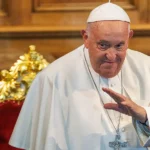 El papa Francisco enfrenta rumores de renuncia mientras continúa su recuperación en el hospital 6 Especulaciones sobre una posible renuncia del papa Francisco surgen mientras continúa su recuperación por neumonía bilateral en Roma.