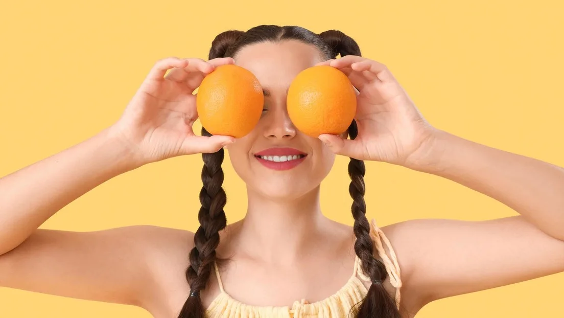 Un estudio revela que comer una naranja al día reduce el riesgo de depresión en un 20 % gracias a su impacto en la microbiota intestinal.