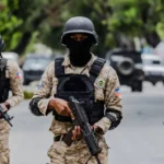 Ataque armado en Haití provoca la muerte de un militar y deja dos heridos; autoridades refuerzan medidas de seguridad 6 Un soldado muerto y dos heridos tras un ataque armado en Haití; gobierno refuerza seguridad en Kenscoff.