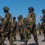 Fallece oficial keniano de la Fuerza Multinacional en Haití durante operativo contra bandas armadas 2 Un oficial keniano de la Fuerza Multinacional de Apoyo a la Seguridad en Haití falleció tras ser herido en un operativo contra bandas armadas.