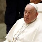 El papa Francisco muestra mejoría tras superar la fase más crítica de su neumonía 6 El papa Francisco supera la fase crítica de su neumonía y muestra mejoría, aunque sigue bajo observación médica.