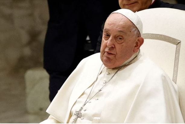 El papa Francisco muestra mejoría tras superar la fase más crítica de su neumonía 5 El papa Francisco supera la fase crítica de su neumonía y muestra mejoría, aunque sigue bajo observación médica.