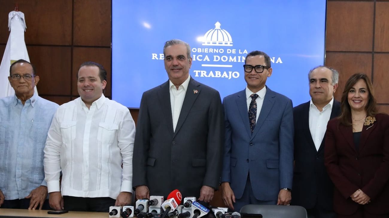 Gobierno dominicano aprueba incremento salarial del 20 % para empleados del sector privado no sectorizado 5 El Gobierno dominicano anuncia un incremento del 20 % al salario mínimo del sector privado no sectorizado, en dos fases.