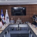 Gobierno insiste en aumento salarial del 20 % frente a propuesta empresarial del 10 % 10 El gobierno defiende un aumento salarial del 20 % frente a la propuesta empresarial del 10 % en República Dominicana.