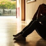 El bienestar psicológico de los jóvenes se desploma: una crisis global en plena juventud 9 Estudio revela un descenso en la felicidad de los jóvenes, atribuido a redes sociales, crisis climática y dificultades económicas.