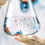 El agua embotellada podría ser una fuente oculta de microplásticos y riesgos para la salud, según estudio chino 7 Estudio revela que el agua embotellada es una fuente de microplásticos y benzopireno, sustancias dañinas para la salud.