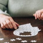 Identifican síntomas tempranos de demencia que podrían pasar desapercibidos 15 Conoce los primeros signos de demencia y cómo abordarlos según expertos en salud mental y neurología.