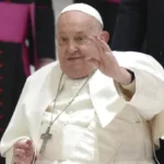 El papa Francisco abandona el hospital tras cinco semanas y se prepara para una prolongada recuperación en el Vaticano 4 El papa Francisco abandona el hospital tras cinco semanas y se prepara para una convalecencia prolongada en el Vaticano.