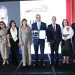 República Dominicana consolida su crecimiento económico con récords en inversión y empleo 6 Presidente Abinader destaca récords en inversión, empleo y reducción de pobreza durante evento de AMCHAMDR.