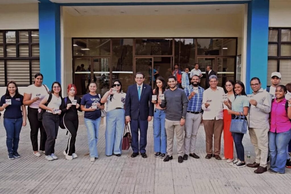 Senador Daniel Rivera dona ejemplares de la Constitución a la UASD Recinto Santiago y ofrece charla sobre la Carta Magna 11 Senador Daniel Rivera dona ejemplares de la Constitución a la UASD Recinto Santiago y ofrece charla sobre la Carta Magna