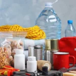 Guía práctica para preparar un kit de emergencia con los elementos esenciales recomendados por la Cruz Roja Americana.