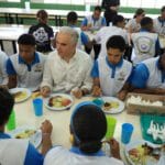 Ministro de Educación comparte almuerzo con estudiantes y refuerza compromiso con la educación pública 7 Ministro de Educación comparte almuerzo con estudiantes y refuerza compromiso con la educación pública y el bienestar estudiantil.