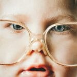 La miopía avanza como un problema de salud mundial con proyecciones alarmantes para 2050 3 La OMS proyecta que el 50% de la población tendrá miopía para 2050 debido al estilo de vida moderno.