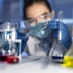 Guerra química entre la piel y todo lo que la toca 2 Descubre por qué las joyas de oro y plata se oxidan y ennegrecen al contacto con la piel. Aprende sobre las reacciones químicas, el papel del sudor y cómo prevenir la oxidación.