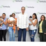 SeNaSa supera los 400 mil niños protegidos con cobertura médica en tres años 2 SeNaSa ha afiliado a más de 400 mil niños en tres años, garantizando su acceso a servicios de salud desde el nacimiento.