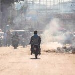 Puerto Príncipe enfrenta ola de violencia sin precedentes por enfrentamientos entre bandas y fuerzas de seguridad 8 Puerto Príncipe enfrenta una ola de violencia sin precedentes debido a enfrentamientos entre bandas criminales y fuerzas de seguridad, dejando miles de desplazados.