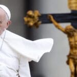 Médico del Papa Francisco revela momentos críticos durante su hospitalización por neumonía 3 El médico del Papa Francisco revela los momentos críticos de su hospitalización y la decisión de continuar su tratamiento.