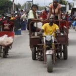 Haití cierra frontera terrestre con República Dominicana para importaciones comerciales 11 Haití suspende el ingreso de mercancías por su frontera con República Dominicana para combatir el tráfico de armas.