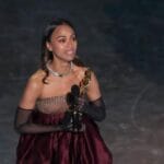 Zoé Saldaña gana su primer Óscar como Mejor Actriz de Reparto por Emilia Pérez, celebrando sus raíces dominicanas y la representación latina.