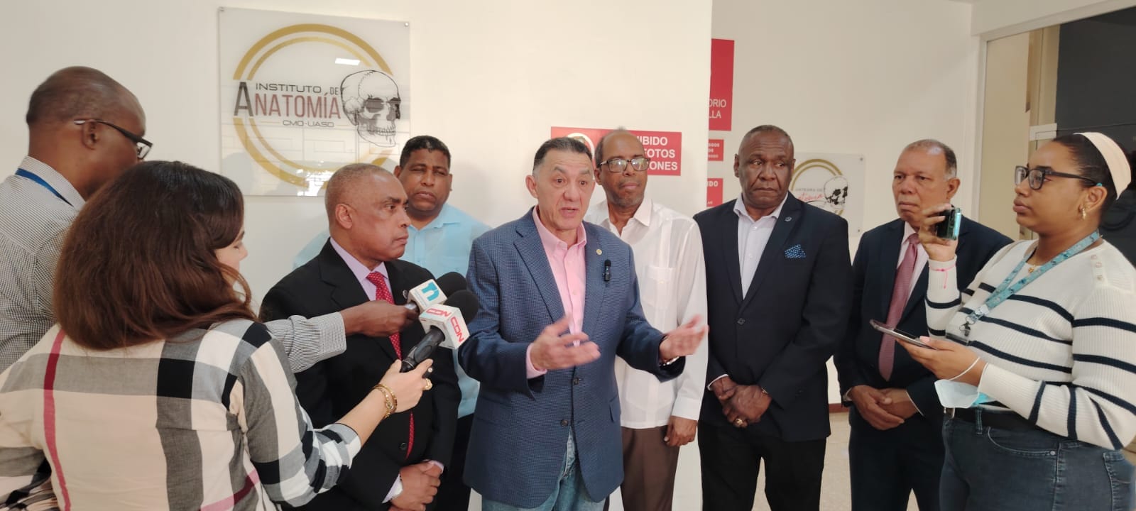 UASD desmiente haya recibido cadáveres del Jet Set y anuncia proceso legal por falso rumor 5 La UASD desmintió rumores sobre la recepción de cadáveres de la tragedia del Jet Set y advirtió acciones legales contra quienes difundan información falsa. Conoce los detalles aquí.