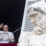 Muere el papa Francisco, el obispo argentino que revolucionó la Iglesia católica 3 El papa Francisco, líder de la Iglesia católica, falleció a los 88 años. Conoce su legado, su lucha contra las desigualdades, su cercanía con los jóvenes y su impacto en la religión.