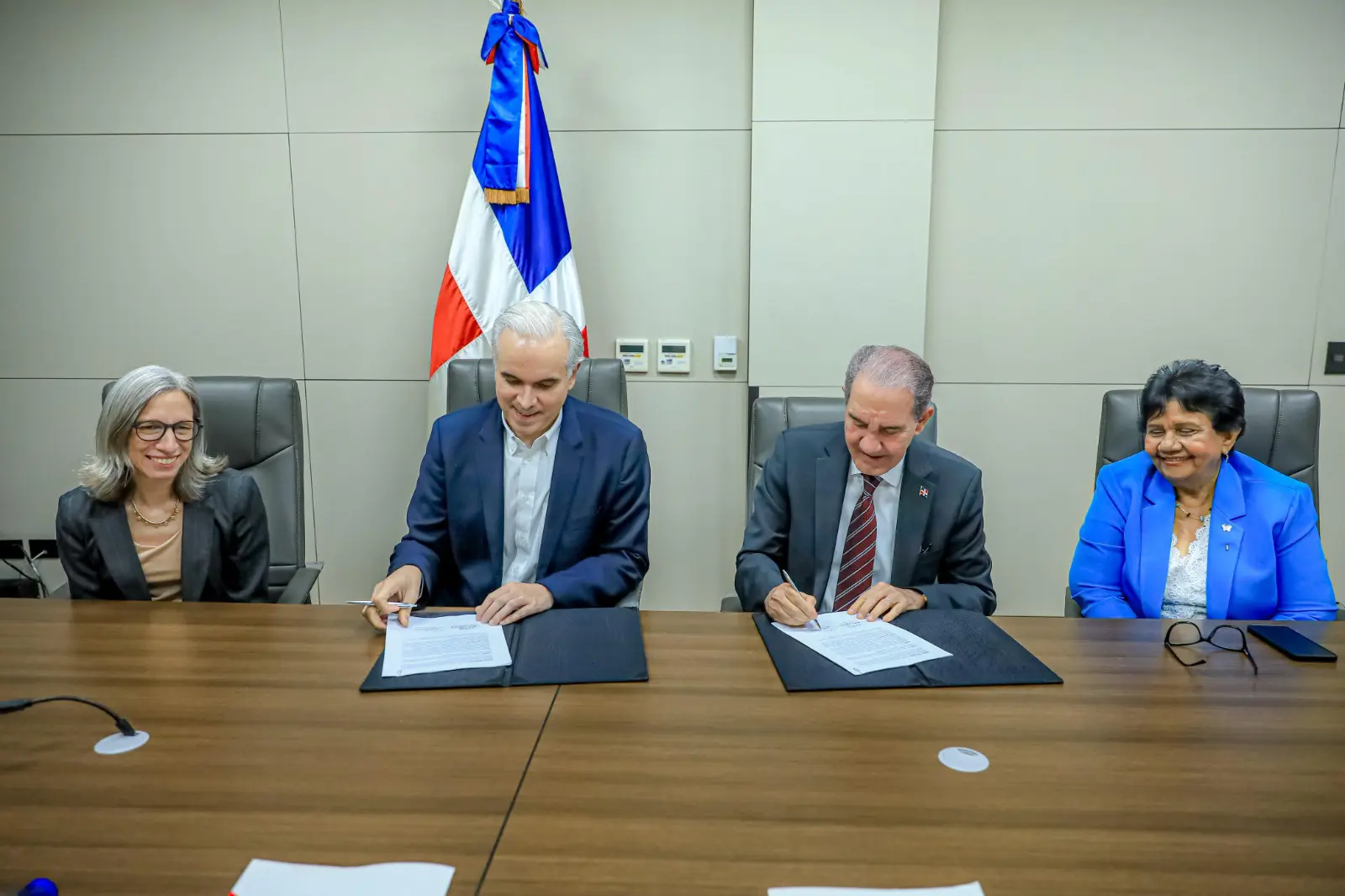 República Dominicana valida certificados digitales y elimina trámites físicos en educación 5 MINERD y MESCyT firman resolución que otorga validez legal a certificaciones académicas digitales, optimizando procesos educativos.