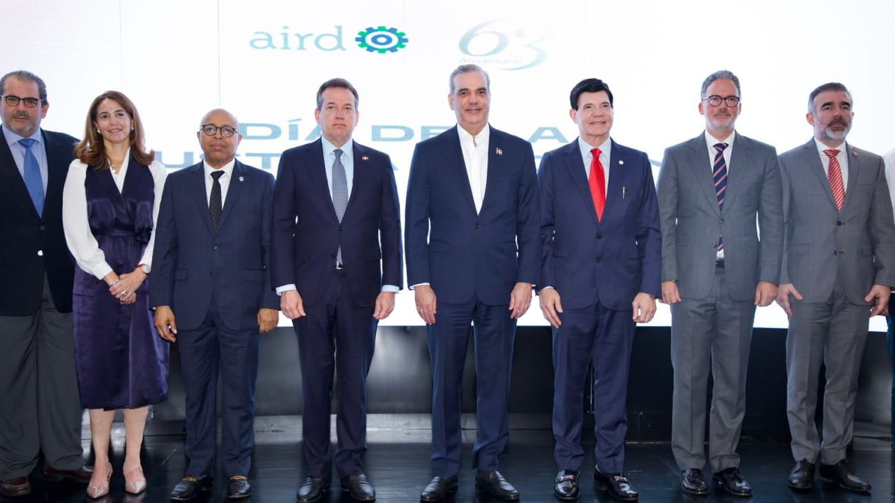 Abinader asegura que RD está en buena posición tras aumento de aranceles de EE.UU. 5 El presidente dominicano afirmó que el país tiene ventajas competitivas pese al alza del 10% en aranceles anunciada por Estados Unidos.