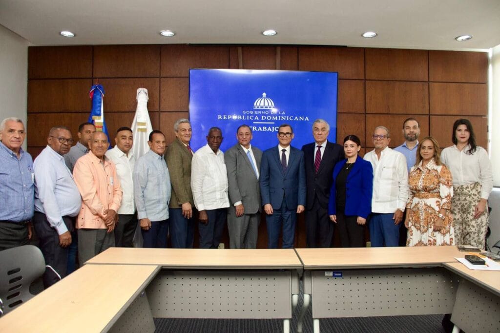 Gobierno anuncia aumento salarial de un 30 % y un 25 % al sector turístico nacional; impactará a más de 250,000 trabajadores 6