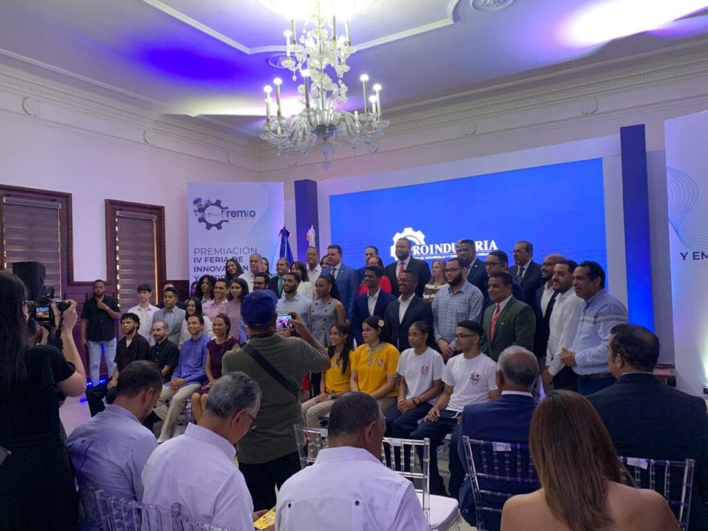 Estudiantes UASD ganan 1er lugar en Feria de Innovación y Emprendimiento de PROINDUSTRIA 8 Estudiantes UASD ganan 1er lugar en Feria de Innovación y Emprendimiento de PROINDUSTRIA
