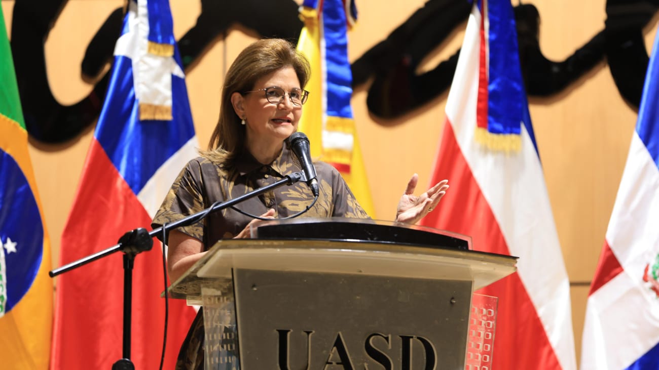 Vicepresidenta Raquel Peña afirma que la inteligencia artificial debe ser un bien público al servicio de todos 5 La vicepresidenta Raquel Peña destaca la importancia de la inteligencia artificial como bien público en el V Congreso Iberoamericano de Filosofía de la Ciencia y Tecnología. Conoce su visión sobre el impacto económico, las políticas públicas y el compromiso de RD con la innovación.